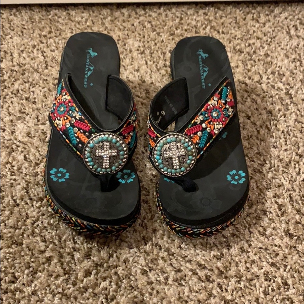 Barely Worn!  Montana West GORGEOUS BLACK FLIPS  9